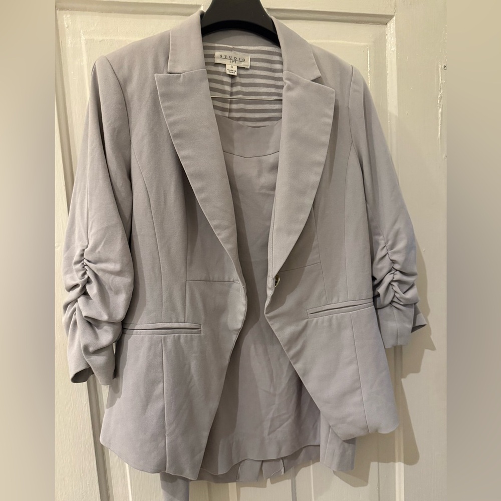 Gray women’s pencil skirt suit